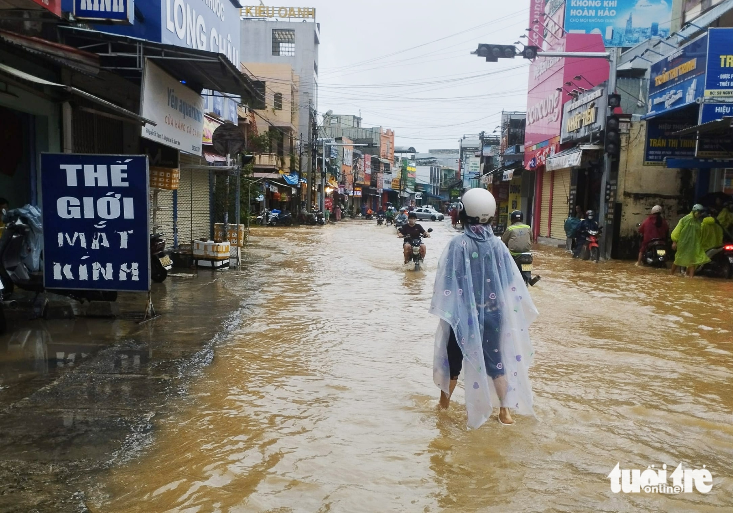 武嘉河沿岸'洪涝中心'深陷洪水,夜间疏散居民